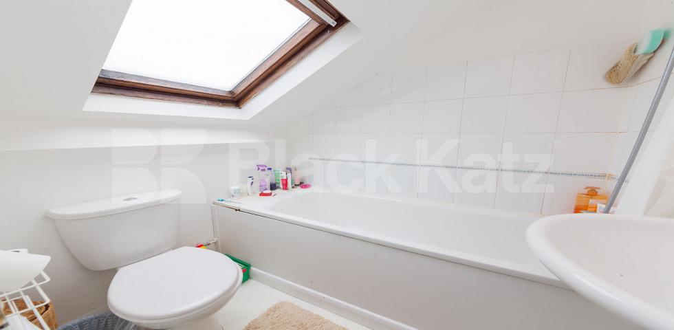 			NEW INSTRUCTION!, 2 Bedroom, 1 bath, 1 reception Flat			 Firs avenue, Muswell Hill